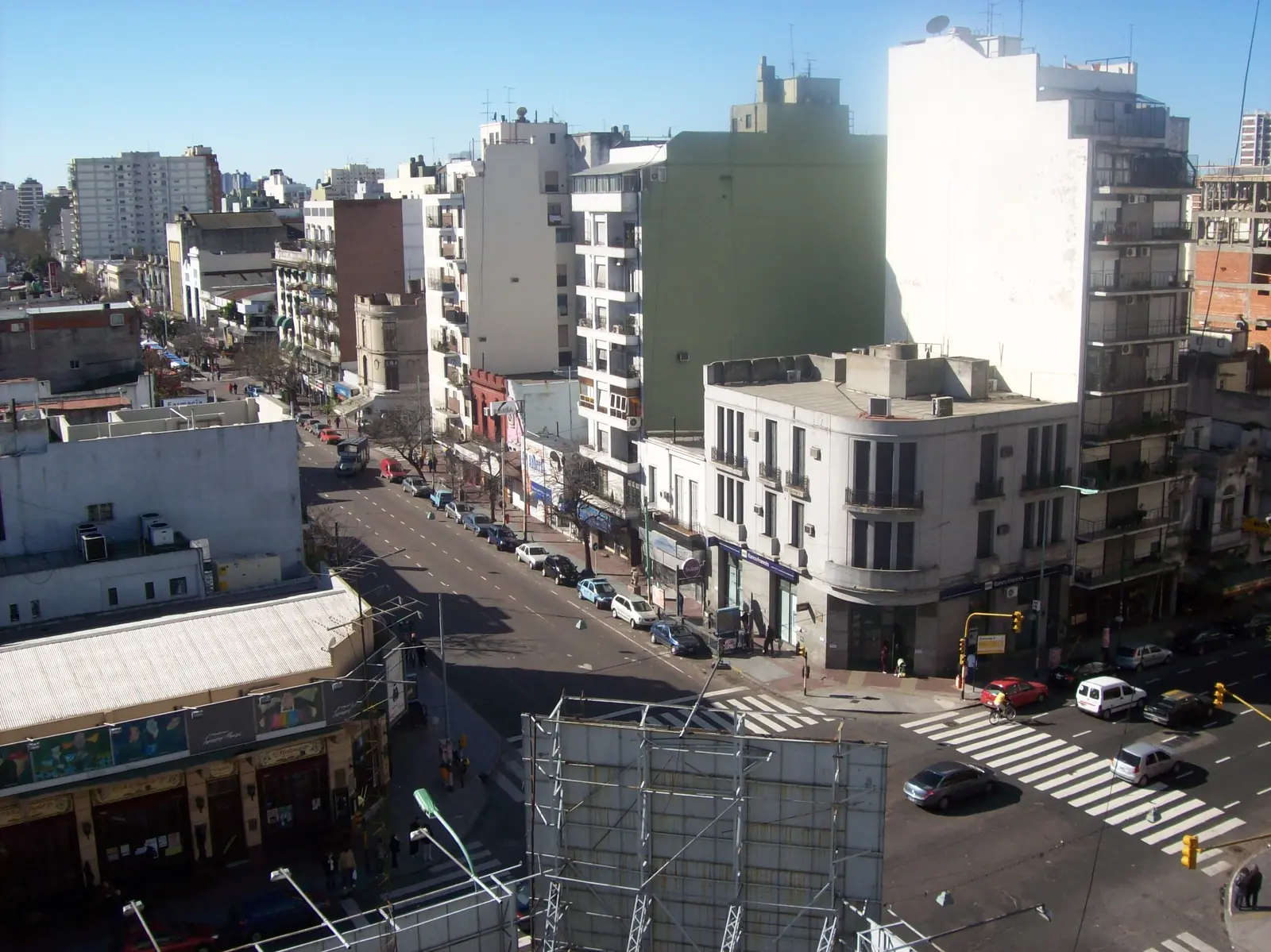 Avenida Boedo che si allontana dall'angolo di Avenida San Juan nel quartiere di Boedo, vista da una finestra alta, con palazzi residenziali su entrambi i lati